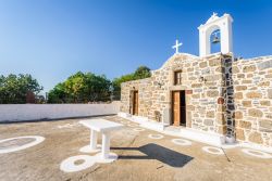 Un'antica chiesa in calce e mattoni nella piazza principale di un villaggio dell'isola di Nisyros, Grecia.

