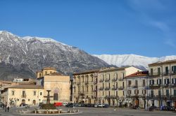 L'antica città di Sulmona, Abruzzo. E' fra le città decorate al valor militare per la guerra di liberazione: è stata insignita della Medaglia d'Argento per i ...