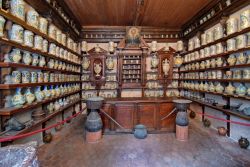 L'Antica Farmacia a Rocca Valdina, Messina (Sicilia) - © Pieromarchetta, CC BY-SA 3.0, Wikipedia