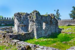 L'antica fortezza medievale bizantina Gonio Aphsaros vicino a Batumi, Georgia. I resti del forte si trovano nella regione dell'Agiaria, nella Georgia occidentale, 4 km a nord del confine ...