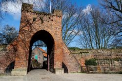 Un'antica porta d'ingresso in mattoni al castello di Linn, Krefeld, Germania.


