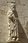 L'antica statua di un religioso sulla facciata della chiesa di Santa Maria Maggiore a Caramanico Terme, Abruzzo, Italia. La Collegiata di Santa Maria Maggiore si presenta con esterni gotici ...