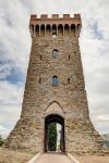 Antica torre nella cittadina medievale di Torgiano vcino a Perugia in Umbria