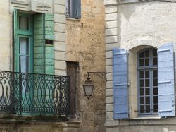 Antiche case a Uzes, Francia. Questa cittadina caratterizzata da architettura di epoca medievale è stata il primo ducato di Francia.

