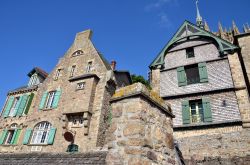 Antiche case del borgo di Mont-Saint-Michel in Normandia, Francia. Il borgo si snoda sulle pareti rocciose dell'isolotto di Mont-Saint-Michel tutt'attorno all'abbazia - © MagSpace ...