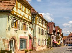 Le antiche case di una strada nel centro di Bergheim Alsazia - © Leonid Andronov / Shutterstock.com