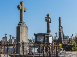 Antiche croci in pietra al cimitero di Paray-le-Monial, Francia - © Daan Kloeg / Shutterstock.com