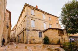 Antichi edifici nella città di Perigueux, Francia. Capitale del Périgord, questa località vanta un importante patrimonio storico - © Anton_Ivanov / Shutterstock.com ...