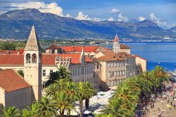 Antichi edifici religiosi a Trogir, Croazia. Sullo sfondo, il Mare Adriatico. 



