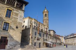 Antichi palazzi in pietra in Aihotz Plaza a Vitoria Gasteiz, Spagna - © Marc Venema / Shutterstock.com