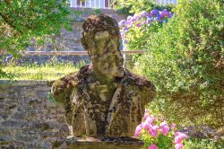 Antico busto nel parco dei bagni termali di Crodo, Piemonte, Italia. Il muschio e lo scorrere del tempo sono ormai inseparabili compagni di questo vecchio busto maschile situato nel giardino ...