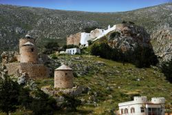 Antico castello di Chrysocheria sull'isola di Kalymnos, Grecia. La fortezza si trova a metà strada fra Hora e Pothia. In primo piano, tre mulini a vento visti dal porto dell'isola.

 ...