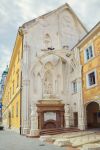 Un antico edificio con decorazioni scultoree a Szekesfehervar, Ungheria.
