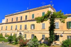 Un antico edificio nel centro fortificato di Terra Murata, isola di Procida, Campania.
