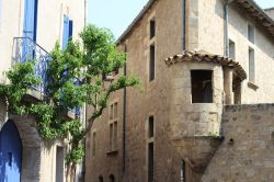 Antico edificio nel centro storico di Pezenas, Francia, costruito in blocchi di pietra. 

