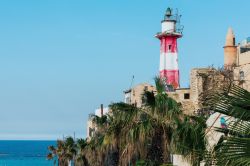 Un antico faro sulle pendici della vecchia città di Jaffa, Israele. Siamo sulla costa del Mediterraneo: Jaffa, Yafo in ebraico, è arroccata su una collina a sud di tel Aviv ed ...