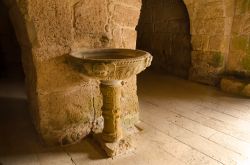 Un'antica fonte nella chiesa di San Giovanni di Sinis, Sardegna. All'interno di questo edificio religioso dedicato a San Giovanni Battista si può ammirare questo splendido fonte ...