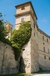 Un antico palazzo del centro storico di Montefalco, provincia di Perugia, Umbria. Nel borgo si possono ammirare e visitare bellezze artistiche, storiche e architettoniche.
