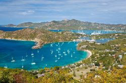 Antigua Island: Il Panorama che si gode da Shirley Heights attraverso la baia di English Harbor fino a quella di Falmouth - © MichaelUtech / iStockphoto LP.