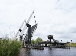 Apertura di un moderno ponte levatoio vicino a Sneek, Olanda.


