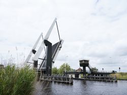 Apertura di un moderno ponte levatoio vicino a Sneek, Olanda.

