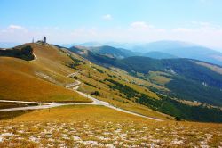 Appennino Umbro a nord di Gubbio: tra queste montagne, nella gola del Bottaccione, venne ritrovato dal geologo Alvarez il livello K/T ricco in Iridio, la prova che 65 milioni di anni fa la terra ...