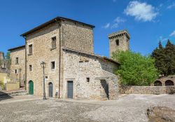 Aquino e la casa di San Tommaso, Lazio. Sullo sfondo la torre del Castello dei Conti Aquino - ©  www.aquinoturismo.it