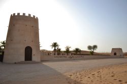 Arabian Nights Village, Abu Dhabi: è una struttura sorta nel deserto ad una sola ora di viaggio a sud di Abu Dhabi, non distante da Al Ain. Qui è ricreata in chiave moderna e con ...
