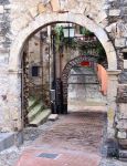 Un arco in pietra nel centro storico di Sanremo - il centro storico di Sanremo, chiamato "La Pigna" per le sue vie ammassate l'una all'altra che ricordano la forma di una pigna, è ...
