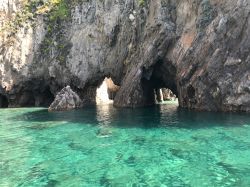 Archi naturali e il mare spettacolare di Palmarola, Isole Ponziane, Lazio