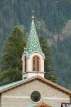 Architettura del campanile con maioliche verdi a Canazei, Val di Fassa, Trentino Alto Adige.
