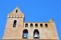 Architettura della chiesa di Saint Paul a Auterive, Francia: parte della facciata in mattoni con le campane. 
