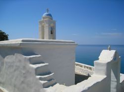 Architettura di una chiesetta sull'isola di Tino, Grecia. Situata a sud di Andros, quest'isoletta dell'arcipelago delle Cicladi è nota per il suo mare pulito ma anche per ...