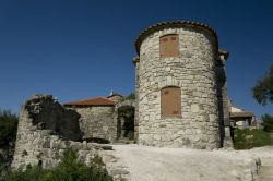 Architettura in pietra per il borgo di Hum, Croazia, il più piccolo paese al mondo: si estende per 100 metri in lunghezza e 30 in larghezza. La sua popolazione è di poche decine ...