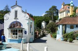 L'architettura italiana degli edifici di Portmeirion, Galles, UK. Sulla sinistra, all'angolo, la galleria d'arte di Rob Piercy  - © Oscar Johns / Shutterstock.com