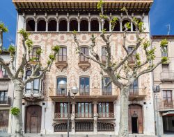 L'architettura modernista di Casa Sola Morales a Olot, Spagna. Questo edificio si trova in Paseo de Blay e risale al 1916. Si tratta di una delle più interessanti opere di modernismo ...