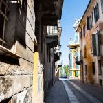 Architettura nella città medievale di Cuneo, Piemonte. Lampioni e tipici balconi in stile mediterraneo impreziosiscono questo angolo del centro storico.

