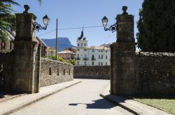 Architettura nella cittadina di Jaca, Aragona, Spagna. Questa bella località è situata lungo il Cammino aragonese di Santiago, a circa 30 chilometri dalla frontiera ispano-francese.
 ...