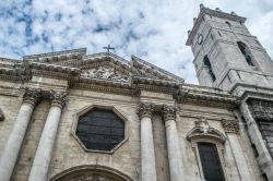 Architettura religiosa della cattedrale di Tolone, Francia. La torre campanaria, alta 36 metri, svetta a destra della facciata e risale al XVIII° secolo.

