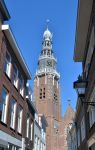 Architettura religiosa nel centro di Middelburg (Olanda): sullo sfondo, il campanile della chiesa di San Jacopo (St. Jacobskerk).
