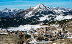 Architettura residenziale in legno nella zona turistica di Portes du Soleil a Avoriaz, Alpi francesi.

