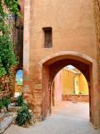 Architettura tipica nel borgo medievale di Roussillon, in Provenza. Nel villaggio, tra i vicoli, si trovano tanti scorci caratteristici -  ©  Oleg Znamenskiy / Shutterstock.com ...