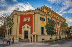 Architettura tradizionale nel centro di Tirana, capitale dell'Albania - © Pit Stock / Shutterstock.com