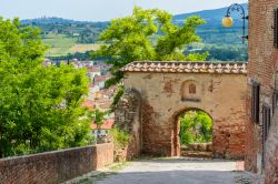 Arco alla fine di via Rivellino nella parte medievale di Certaldo Alto in Toscana