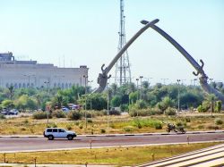 L'Arco della Vittoria a Baghdad, Iraq: noto anche come Mani della Vittoria o Spade Incrociate, è un monumento costituito da un paio di mani tese che reggono spade incrociate - © ...