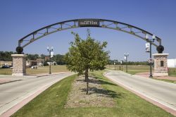 Arco di benvenuto al Falls Park, South Dakota, USA. Situato nel centro nord di Sioux Falls, questo parco è attraversato dal Big Sioux River. Ospita una torre di osservazione, una caffetteria ...