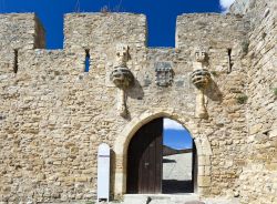 L'arco ogivale nella porta di ingresso del castello medievale di Torres Vedras, Portogallo.

