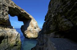 La costa intorno a Gharb offre splendidi scorci come quello dell'arco di roccia dell'isola di Gozo (Malta) - © visitgozo.com
