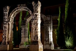 L'antico arco romano di Cavaillon è uno dei simboli della città del Luberon, dipartimento della Vaucluse (Provenza, Francia) - foto © Shutterstock