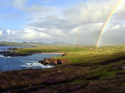 Arcobaleno sulla costa di Dingle, Irlanda. Il suggestivo paesaggio irlandese della penisola di Dingle, delimitata dall'oceano Atlantico a nord e dalla baia di Dingle a sud, fotografato con ...